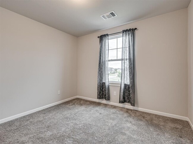 Building Photo - 915 Kings Canyon Rd