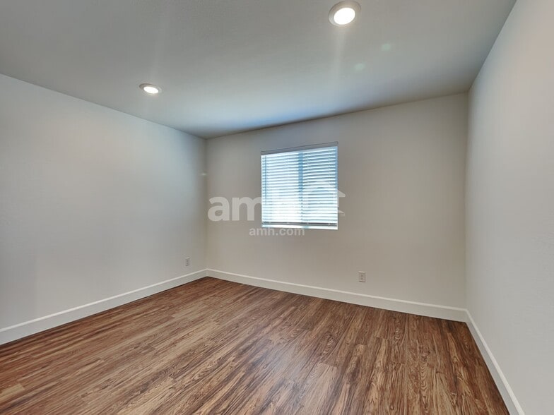 Building Photo - 9165 Ribbon Mdw Ct