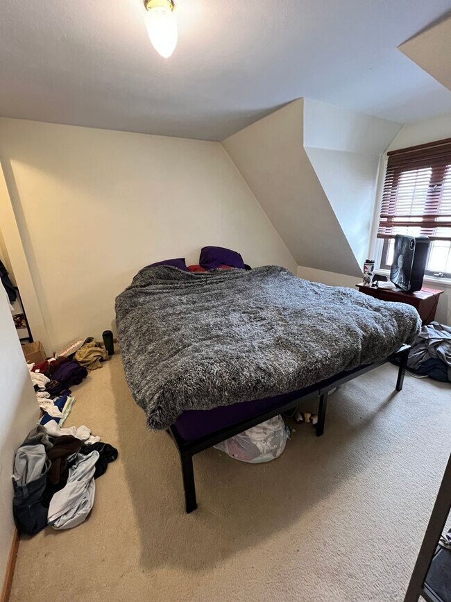 Building Photo - 1318 N 19th Ave E