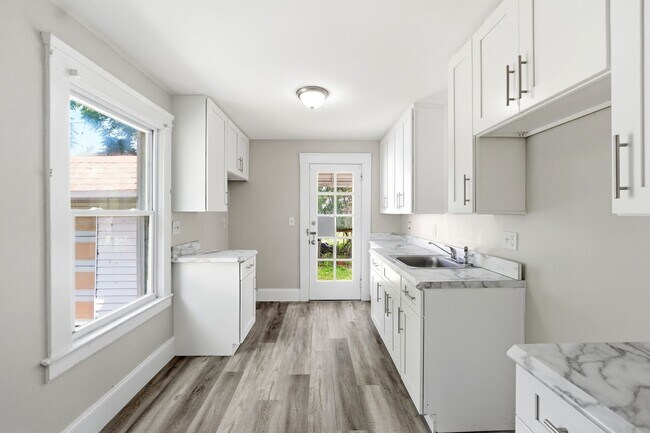 Building Photo - Newly Renovated 2 Bedroom Single Family Home