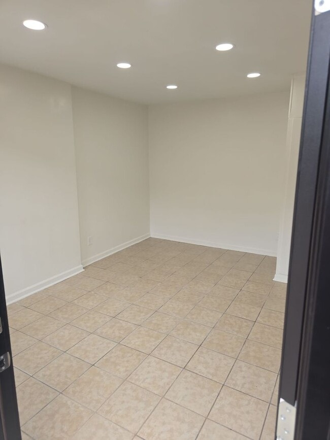 Building Photo - 2 Bedroom 1 bath off of Meeting st closed to the River District