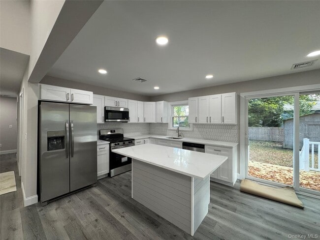 Building Photo - 75 Valley Dr