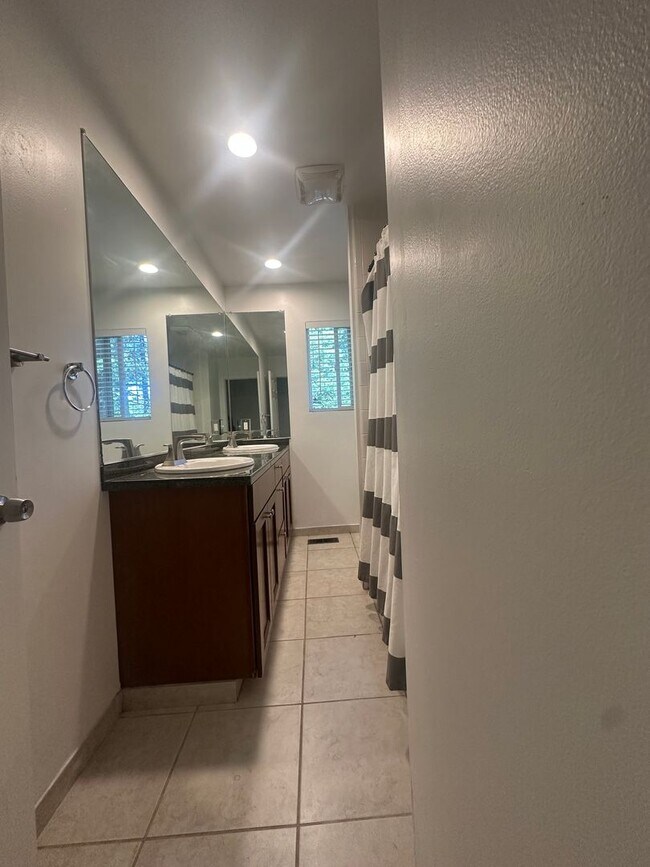 Building Photo - Charming 3 Bed, 2 Bath on Gardner Mountain