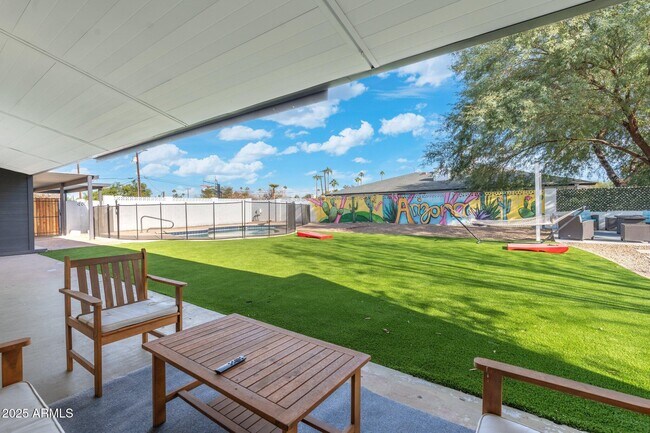 Building Photo - 1759 N Spring Cir