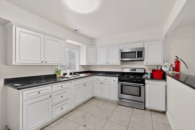 Building Photo - 1846 Henry Cir SW