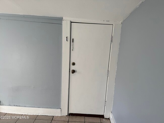 Building Photo - 811 Central Ave