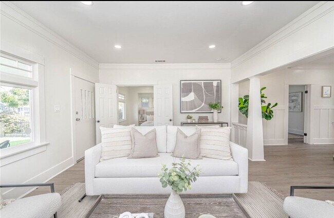 Building Photo - 1842 W 50th St