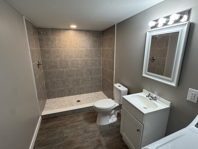 Building Photo - 5623 Ridgewood St