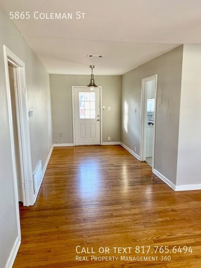 Building Photo - Cozy Westworth Village available for rent
