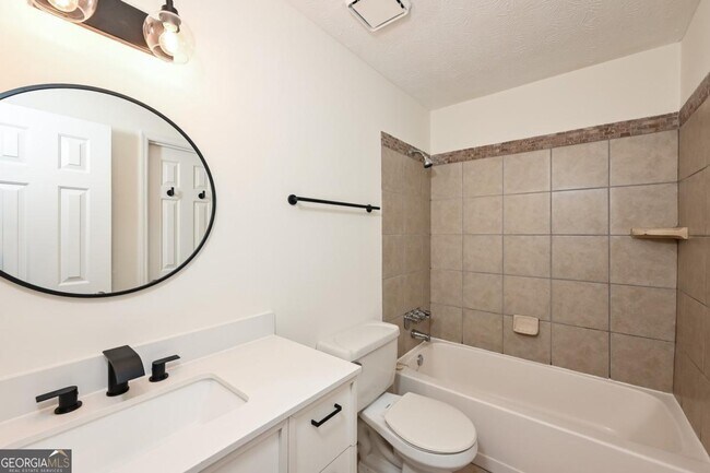 Building Photo - 201 Lenox Way NE