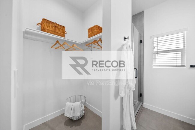 Building Photo - 4286 Samoset Ave