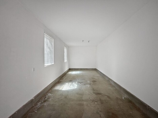 Building Photo - Beautiful & Spacious 2BD/2BA Townhouse in ...