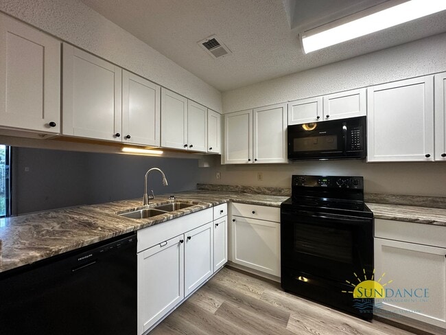 Building Photo - Magnificent 2 Bedroom Townhouse in Fort Walton Beach