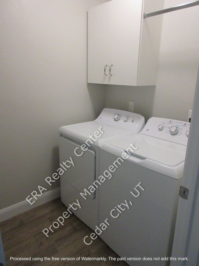 Building Photo - Move In Discount -3 bed 2.5 bath - Newer townhome in the heart of Cedar City!
