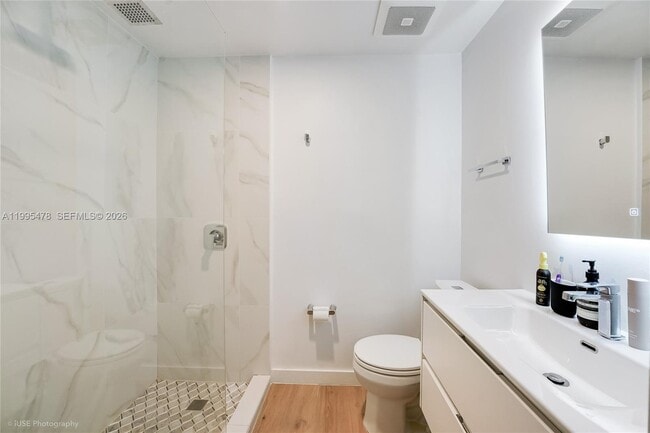 Building Photo - 560 Hampton Ln