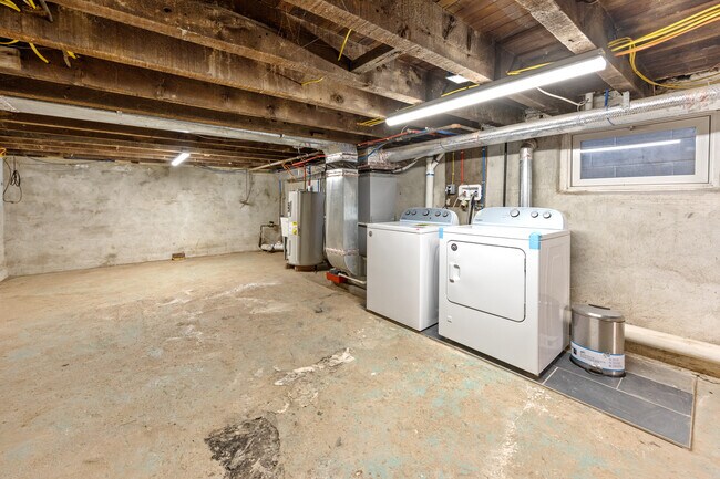 Building Photo - 733 E Elm St