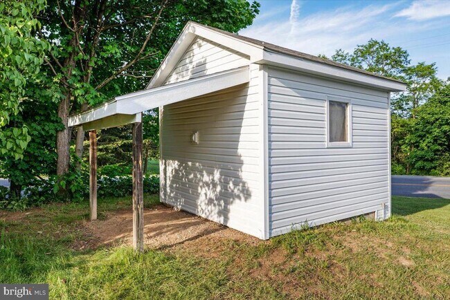 Building Photo - 709 Dicks Hollow Rd