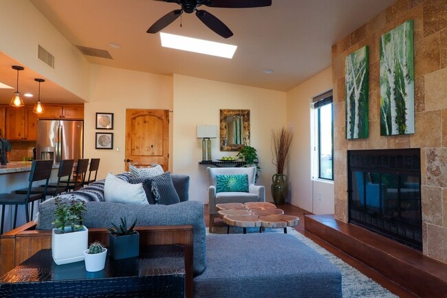 Building Photo - Contemporary Desert Beauty with Pool