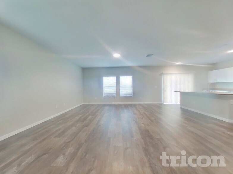 Building Photo - 12930 Oak Hill Way