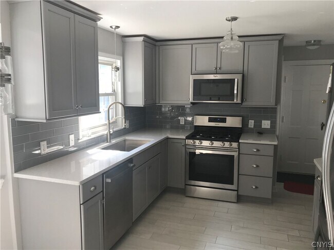 Building Photo - 10 Ely Dr