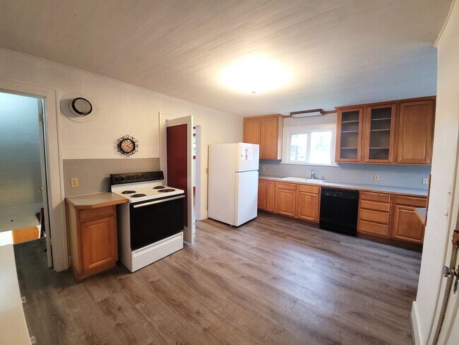 Building Photo - Spacious Unique Home in Central Location