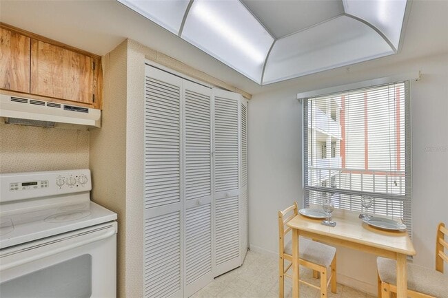 Building Photo - 9000 Commodore Dr