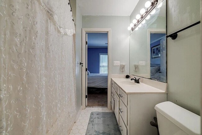 Building Photo - Stunning 4 Bed, 3 Bath Home with Pool in E...