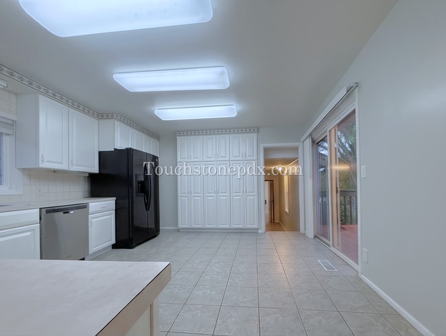 Building Photo - Bright Milwaukie Home with Deck and Large Yard!