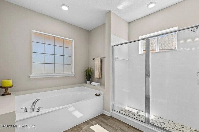 Building Photo - 3 Bedroom 2 Bathroom in Oakleaf Plantation