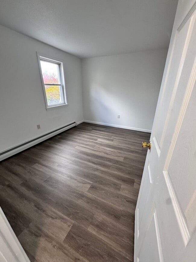 Building Photo - 17 Bassett St