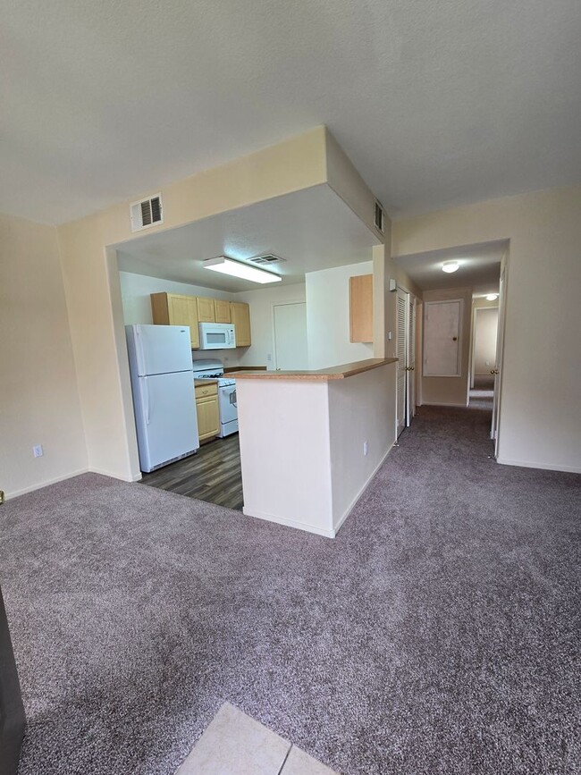 Building Photo - A Charming 3 Bedroom upstairs unit in NW L...