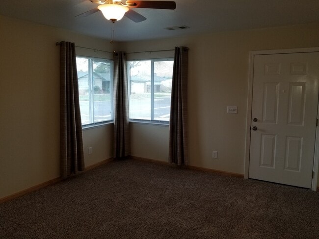 Building Photo - GREAT LOOKING 2BD / 1BTH DUPLEX W/ SPACIOUS BACKYARD!