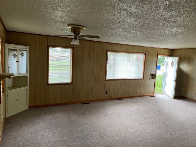 Building Photo - come look at this 3 bedroom 1 bathroom home