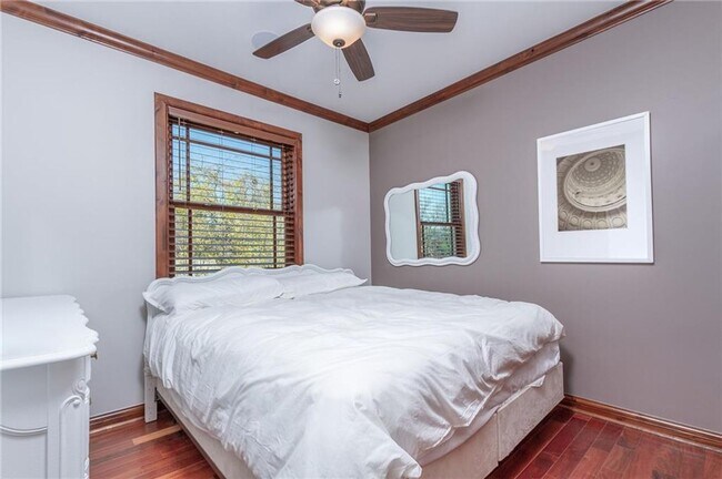Building Photo - 1 bedroom In Unique Duplex East of Downtown