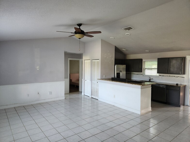 Living area - 1726 SW Millikin Ave