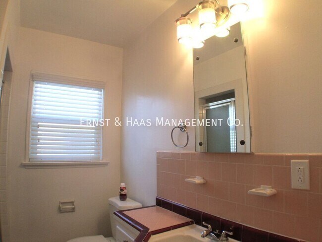 Building Photo - 215 E Scott St