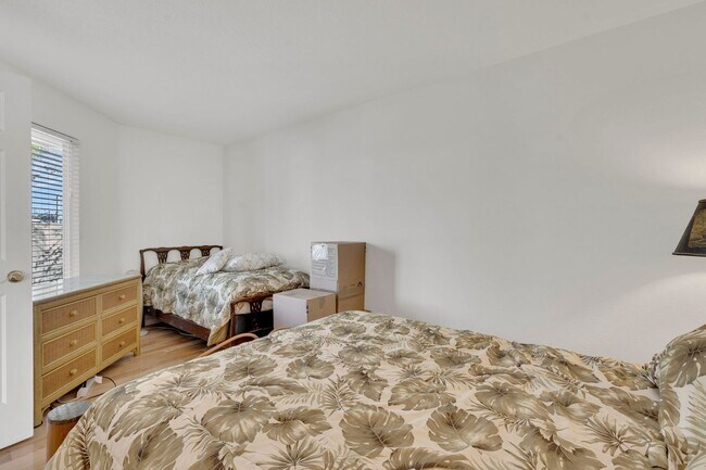 Building Photo - INCREDIBLE LOCATION... END OF CUL DE SAC WITH OVER 100 FEET ON WATER... MARVELOUS DOCK AND DECK W...