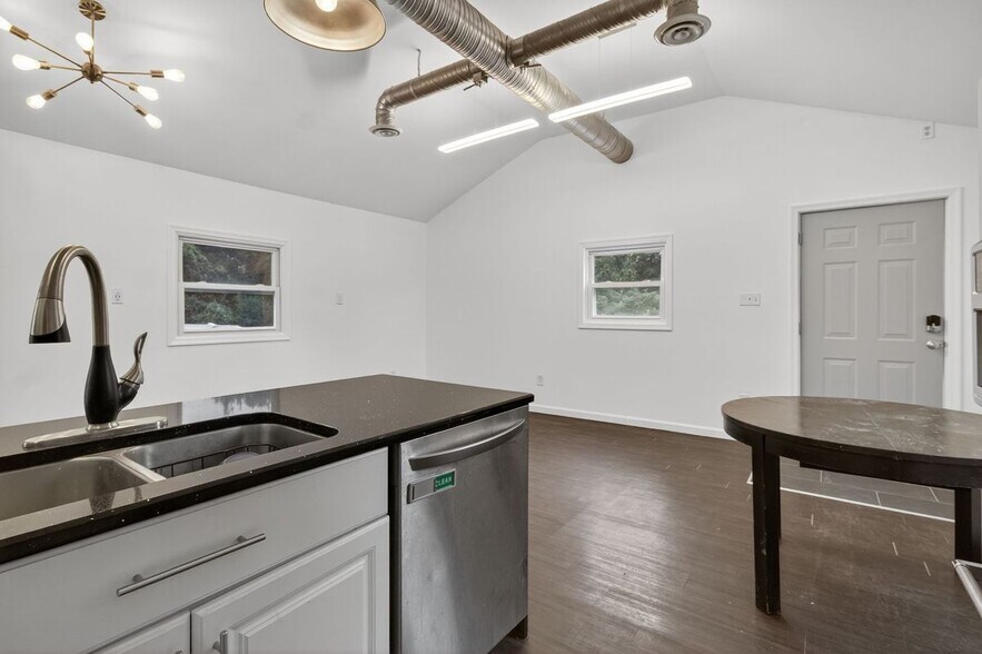 Building Photo - 837 Romney Ln