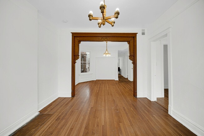 Building Photo - 1002 N Western Ave