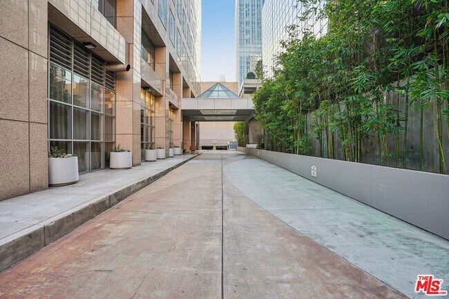 Building Photo - 801 S Grand Ave