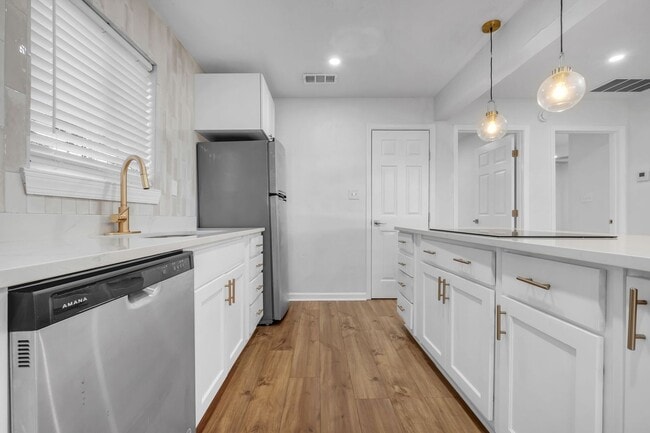 Building Photo - Completely renovated 2/1 on Golf Course!