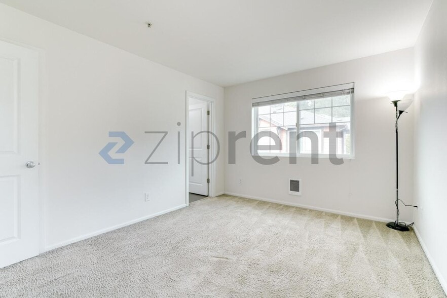 Building Photo - Unit 101