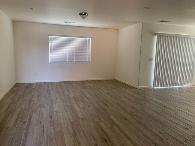 Building Photo - Beautiful 3 Bedroom 2 Bath Home in North Hanford