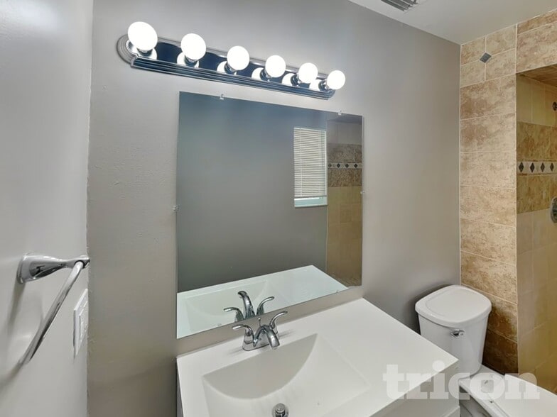 Building Photo - 120 N Alderwood St