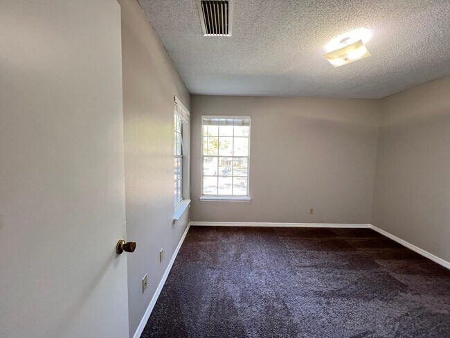 Building Photo - Great 1/1 condo at Metrowest.