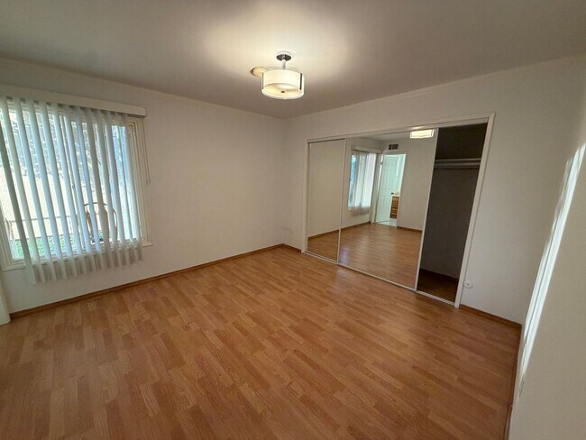 Building Photo - 3 Bedroom 2 Bath Home With Ample Storage