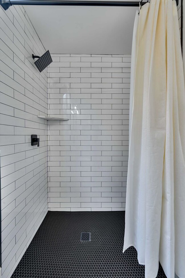 Building Photo - Fully Updated 2BR/2BA Victorian with Priva...