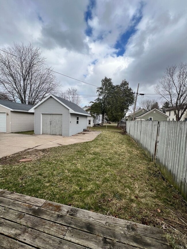 Building Photo - 2-Bedroom 1-Bathroom Single Family Home