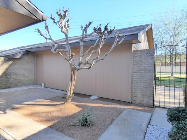 Building Photo - 606 Golfview Dr