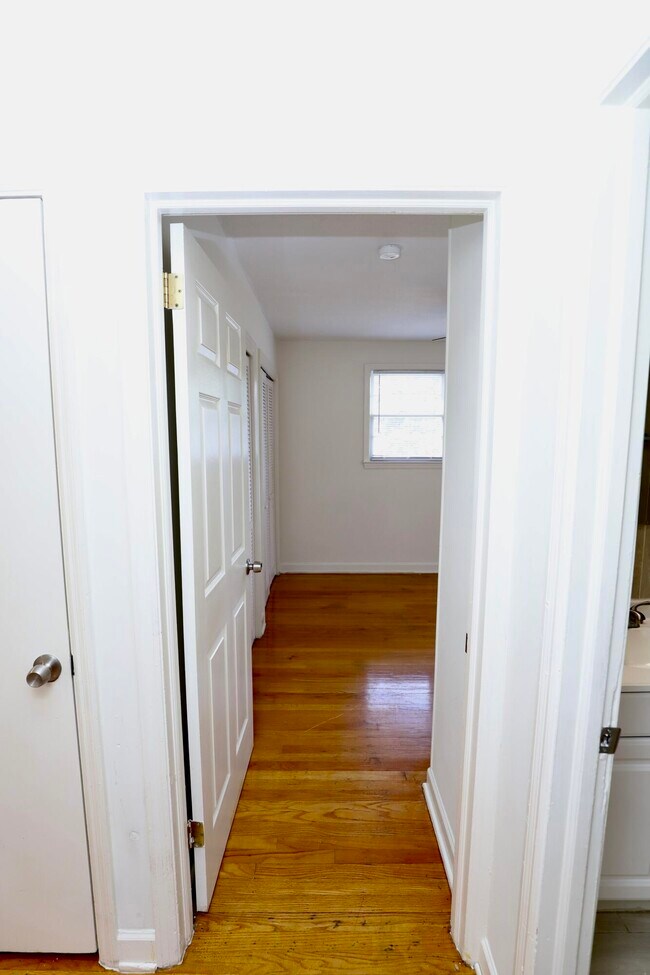 Building Photo - 1912 Dominion Dr